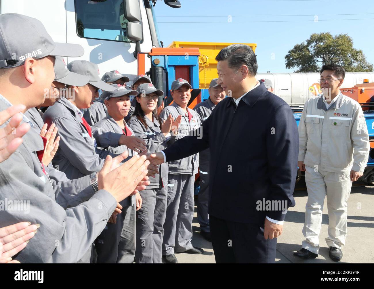 (180926) -- QIQIHAR, 26. September 2018 -- der chinesische Präsident Xi Jinping, ebenfalls Generalsekretär des Zentralkomitees der Kommunistischen Partei Chinas (CPC) und Vorsitzender der Zentralen Militärkommission, schüttelt während seines Besuchs bei der China Railway Rolling Stock Corporation (CRRC) Qiqihar Co. in Qiqihar, nordöstliche Provinz Heilongjiang, am 26. September 2018 die Hände mit Arbeitern. XI inspizierte Qiqihar am Mittwoch. ) (Ry) CHINA-HEILONGJIANG-XI JINPING-INSPECTION (CN) JuxPeng PUBLICATIONxNOTxINxCHN Stockfoto