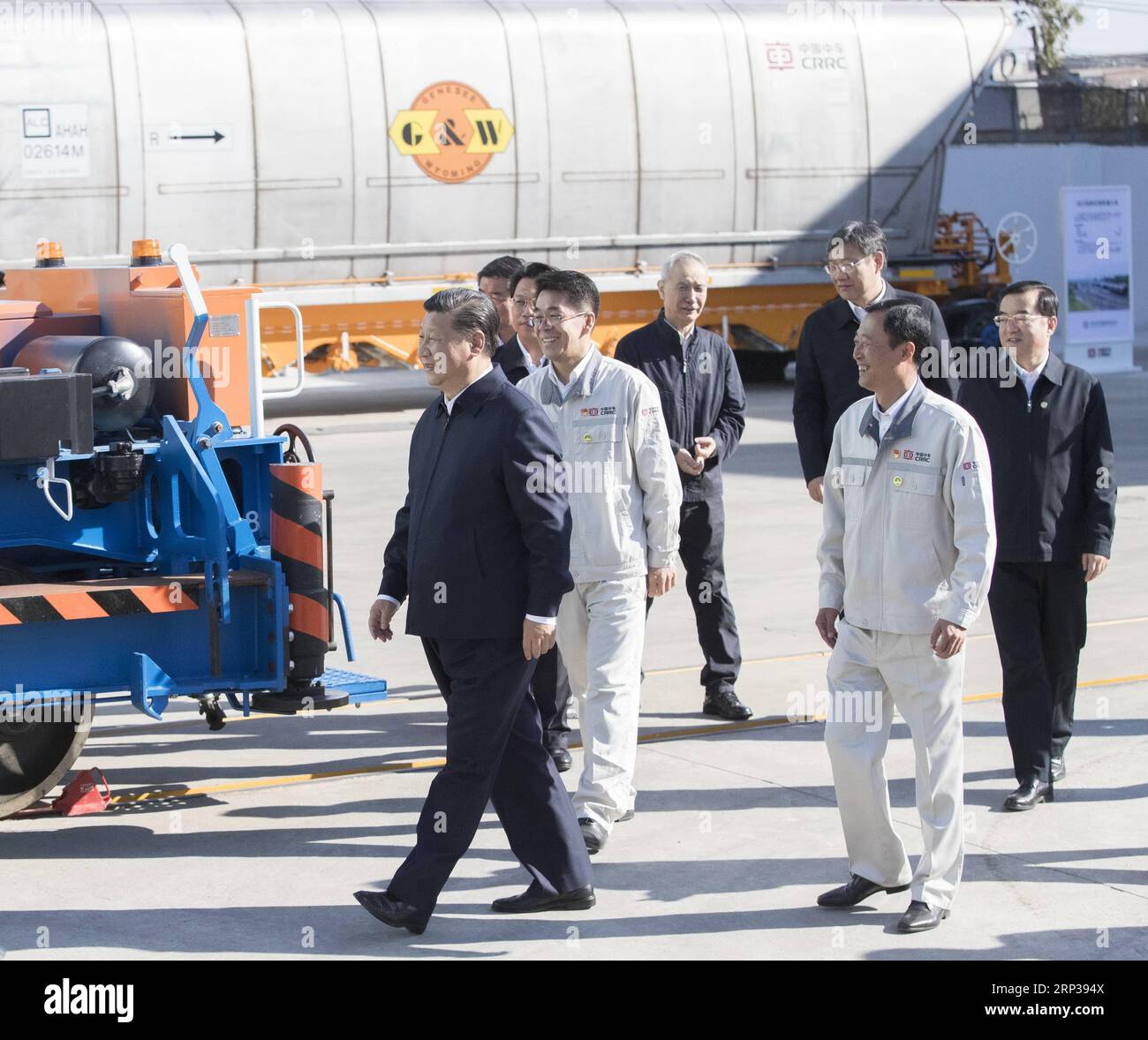 (180926) -- QIQIHAR, 26. September 2018 -- der chinesische Präsident Xi Jinping, ebenfalls Generalsekretär des Zentralkomitees der Kommunistischen Partei Chinas (CPC) und Vorsitzender der Zentralen Militärkommission, besucht die China Railway Rolling Stock Corporation (CRRC) Qiqihar Co. In Qiqihar, nordöstliche Provinz Heilongjiang, am 26. September 2018. XI inspizierte Qiqihar am Mittwoch. ) (Ry) CHINA-HEILONGJIANG-XI JINPING-INSPECTION (CN) WangxYe PUBLICATIONxNOTxINxCHN Stockfoto