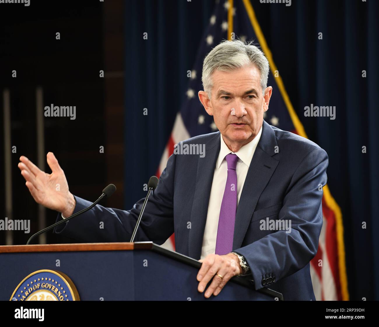 (180926) -- WASHINGTON, 26. September 2018 -- der Vorsitzende der US-Notenbank Jerome Powell spricht während einer Pressekonferenz in Washington D.C., USA, am 26. September 2018. Die US-Notenbank Federal Reserve hat am Mittwoch die kurzfristigen Zinssätze um einen Viertel Prozentpunkt angehoben, ihre dritte Zinserhöhung in diesem Jahr und die achte derartige Bewegung seit Ende 2015. ) US-WASHINGTON D.C.-FEDERAL RESERVE-ZINSANHEBUNG LIUXJIE PUBLICATIONXNOTXINXCHN Stockfoto