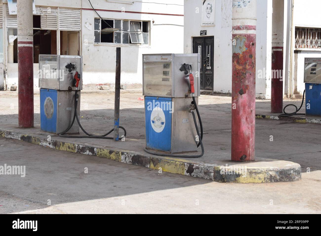 (180927) -- ADEN, 27. September 2018 -- Eine Tankstelle wird am 23. September 2018 in der südlichen Hafenstadt Aden im Jemen leer gesehen. Eine schwere Brennstoffkrise traf die jemenitische Hafenstadt Aden im Süden des Landes und ermöglichte den Schwarzmarkthändlern eine goldene Chance, sich zu entwickeln, verschärfte aber das Leid der jemenitischen Bevölkerung extrem. DAZU NOCH: Schwarzmarkt blüht im Jemen-Aden unter schwerer Kraftstoffkrise ) (yk) JEMEN-ADEN-TREIBSTOFFKNAPPHEIT MuradxAbdu PUBLICATIONxNOTxINxCHN Stockfoto