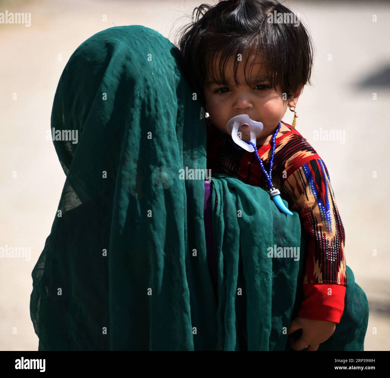 (180927) -- KANDAHAR, 27. September 2018 -- Ein Mädchen hält ihre Schwester, die von Polio infiziert wurde, in der Stadt Kandahar, der Hauptstadt der Provinz Kandahar, im Süden Afghanistans, 27. September 2018. In Afghanistan wurde ein neuer Fall von infektiöser Poliomyelitis entdeckt, der die Anzahl der bestätigten Fälle von Poliovirus in diesem Jahr auf 15 erhöht hat, sagte das afghanische Gesundheitsministerium am Mittwoch. )(zhf) AFGHANISTAN-KANDAHAR-NEW POLIO CASE SanaullahxSeiam PUBLICATIONxNOTxINxCHN Stockfoto