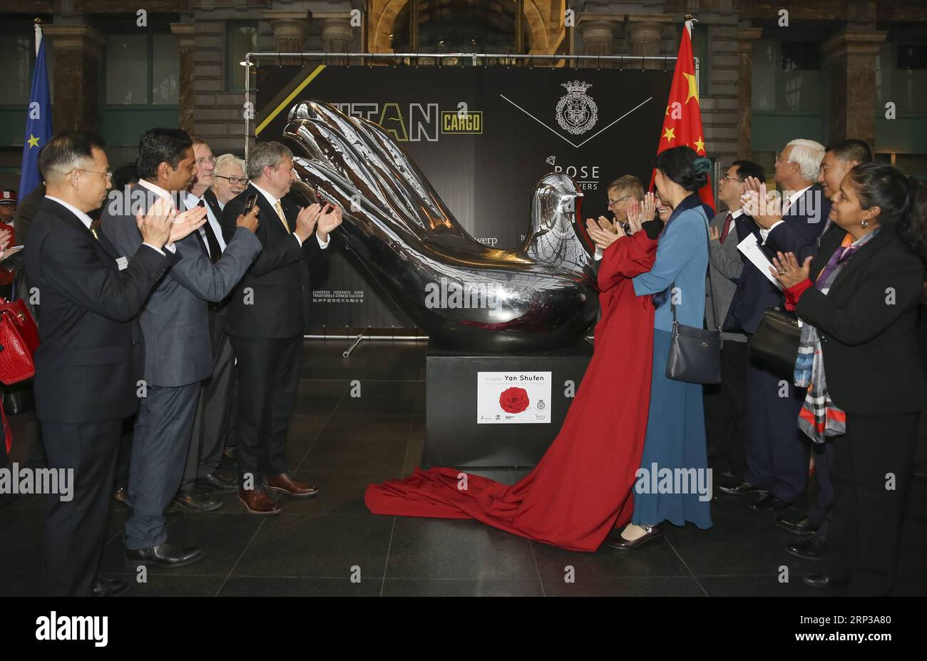 (180928) -- ANTWERPEN, 28. September 2018 -- Ludo Van Campenhout (5. L), Vizebürgermeister von Antwerpen und Bildhauer Yan Shufen (5. R) nehmen am 27. September 2018 an einer Enthüllungszeremonie für Yans Arbeit am Antwerpener Bahnhof in Antwerpen, Belgien, Teil. Mehrere Organisationen und Institutionen unterzeichneten am Donnerstag ein ehrgeiziges Abkommen, um gemeinsam an der Einführung von Zugverbindungen zwischen diesem belgischen Hafen und dem chinesischen Hafen Shanghai zu arbeiten. SOLL MIT DEM Passagierzug Silk Road zwischen Antwerpen, Shanghai FAHREN. ) (Qxy) BELGIEN-ANTWERPEN-SHANGHAI-DIAMANT-SEIDENSTRASSENZUG YexPingfan PUBLICATIONxNOTxINxCHN Stockfoto