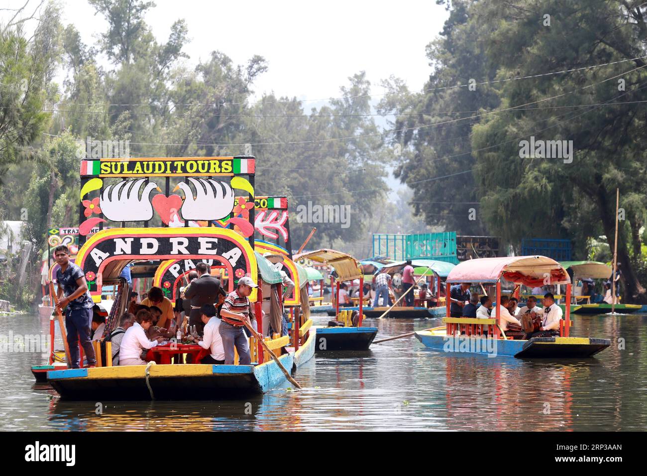(180928) -- MEXIKO-STADT, 28. September 2018 -- Foto aufgenommen am 26. September 2018 zeigt Touristen, die auf Trajineras durch einen der Kanäle von Xochimilco in Mexiko-Stadt, der Hauptstadt Mexikos, reiten. Die Stadt Xochimilco, deren Geschichte bis in die Zeit vor der Hispanie zurückreicht, ist einer der Orte im Süden von Mexiko-Stadt mit einer großen Vielfalt an Flora und Fauna, mit Kanälen, die es zu einem der beliebtesten Gebiete für nationale und internationale Touristen machen. Sein Name bedeutet den Ort des fruchtbaren Blumenlandes in nahuatl und wurde 1987 von der UNESCO zum Weltkulturerbe erklärt. Eines der bekanntesten Fee Stockfoto