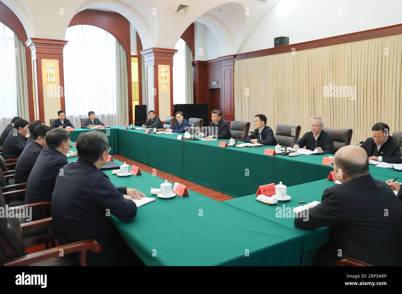 (180928) -- SHENYANG, 28. September 2018 -- der chinesische Präsident Xi Jinping, ebenfalls Generalsekretär des Zentralkomitees der Kommunistischen Partei Chinas (KPCh) und Vorsitzender der Zentralen Militärkommission, leitet ein Symposium über die Förderung der Revitalisierung Nordostchinas in Shenyang, Provinz Liaoning im Nordosten Chinas, am 28. September 2018. XI hat die Revitalisierung der Nordostregion Chinas mit neuen Anstrengungen während einer Forschungsreise vom 25. Bis 28. September in die Provinzen Heilongjiang, Jilin und Liaoning betont. ) (Hxy) CHINA-XI JINPING-RESEARCH TRIP (CN) JuxPeng PUBLICATIONxNOTxINxCHN Stockfoto