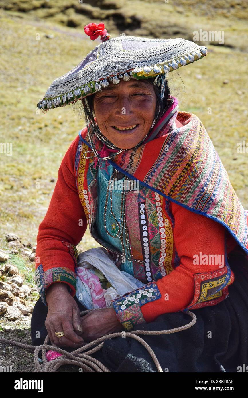 Traditionelle Frau in den Vinicunca Bergen bei Cuzco Stockfoto