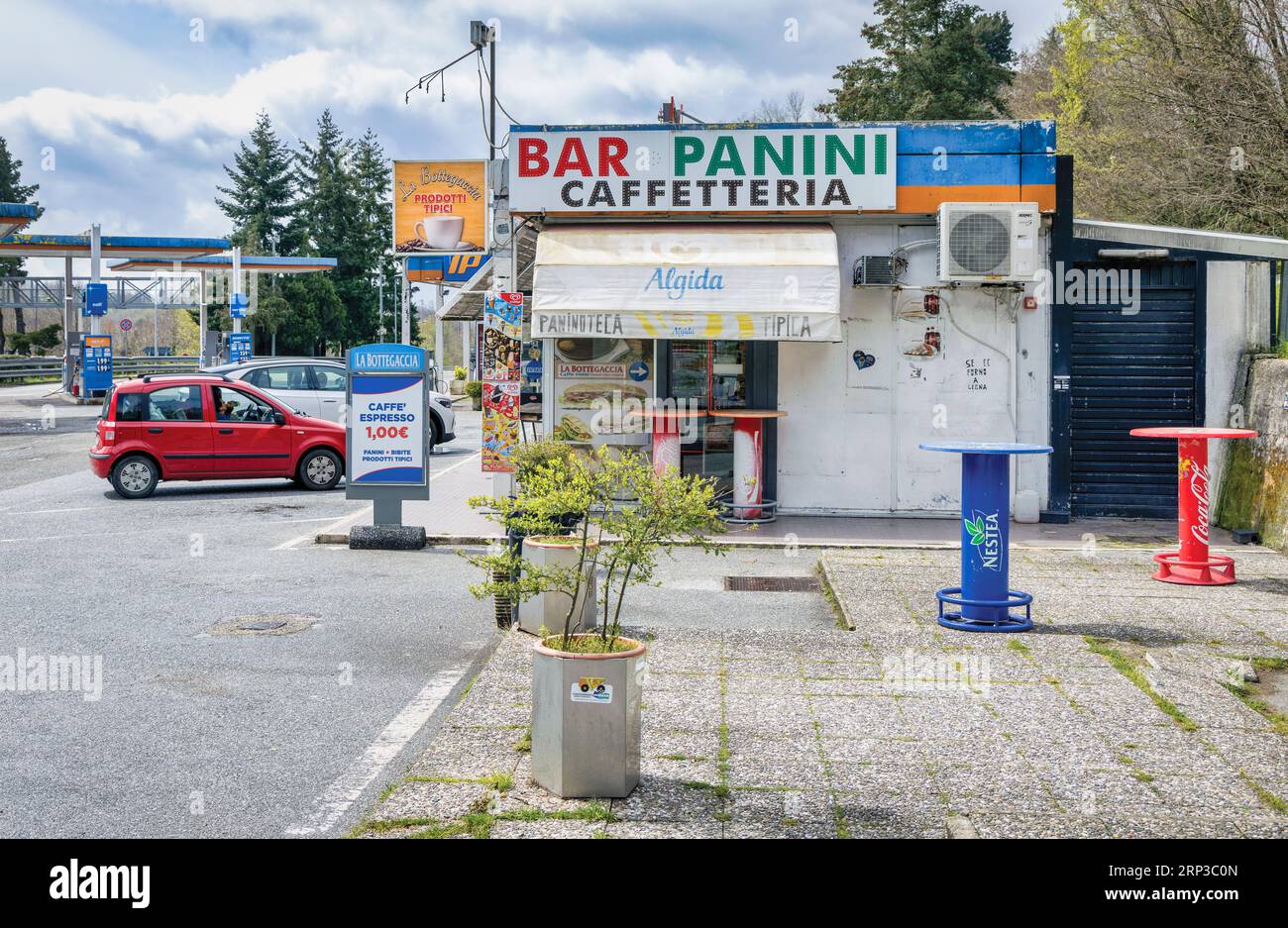 Typisches italienisches Straßencafé und Tankstelle. In der Nähe von Cosenza, Provinz Cosenza, Kalabrien, Italien. Stockfoto