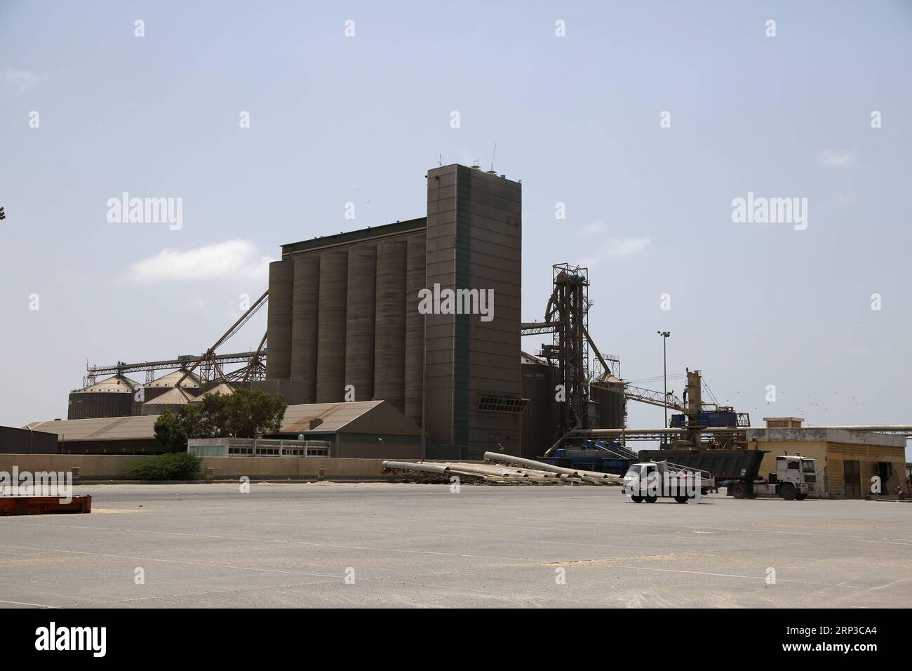 (180930) -- HODEIDAH, 30. September 2018 -- am 29. September 2018 wird im Hafen von Hodeidah, Jemen, Ein Lkw gesehen. Der Hafen von Hodeidah ist leer inmitten einer eskalierenden Offensive, die von Kräften der international anerkannten Regierung mit Unterstützung der saudisch geführten Koalition gegen Huthi-Rebellen gestartet wurde, um die Stadt von den Rebellen zurückzuerobern. Der strategische Hafen von Hodeidah ist der Eintrittspunkt von etwa 70 Prozent der Lebensmittel-, Arzneimittel-, Hilfs- und Treibstoffimporte des Landes in die von Rebellen kontrollierten nordwestlichen Provinzen einschließlich der Hauptstadt Sanaa. ) (Qxy) JEMEN-HODEIDAH-PORT MohammedxMohammed PUBLICATIONxNOTxINxCHN Stockfoto