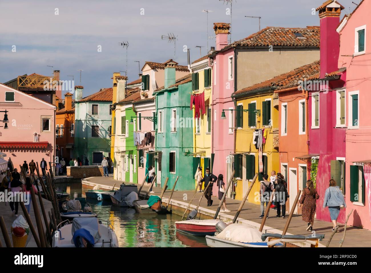 Insel Burano in der Lagune von Venedig, Gemeinde Venedig, Italien. Farbenfrohe Häuser und Kanal. Stockfoto