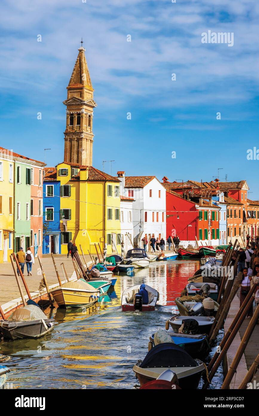 Insel Burano in der Lagune von Venedig, Gemeinde Venedig, Italien. Kanalszene mit dem Schiefen Turm von Burano im Hintergrund. Der campanile, oder b Stockfoto
