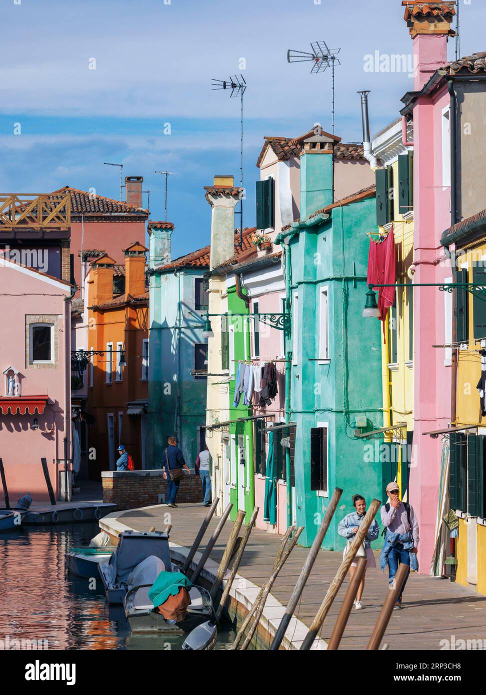 Insel Burano in der Lagune von Venedig, Gemeinde Venedig, Italien. Farbenfrohe Häuser und Kanal. Stockfoto