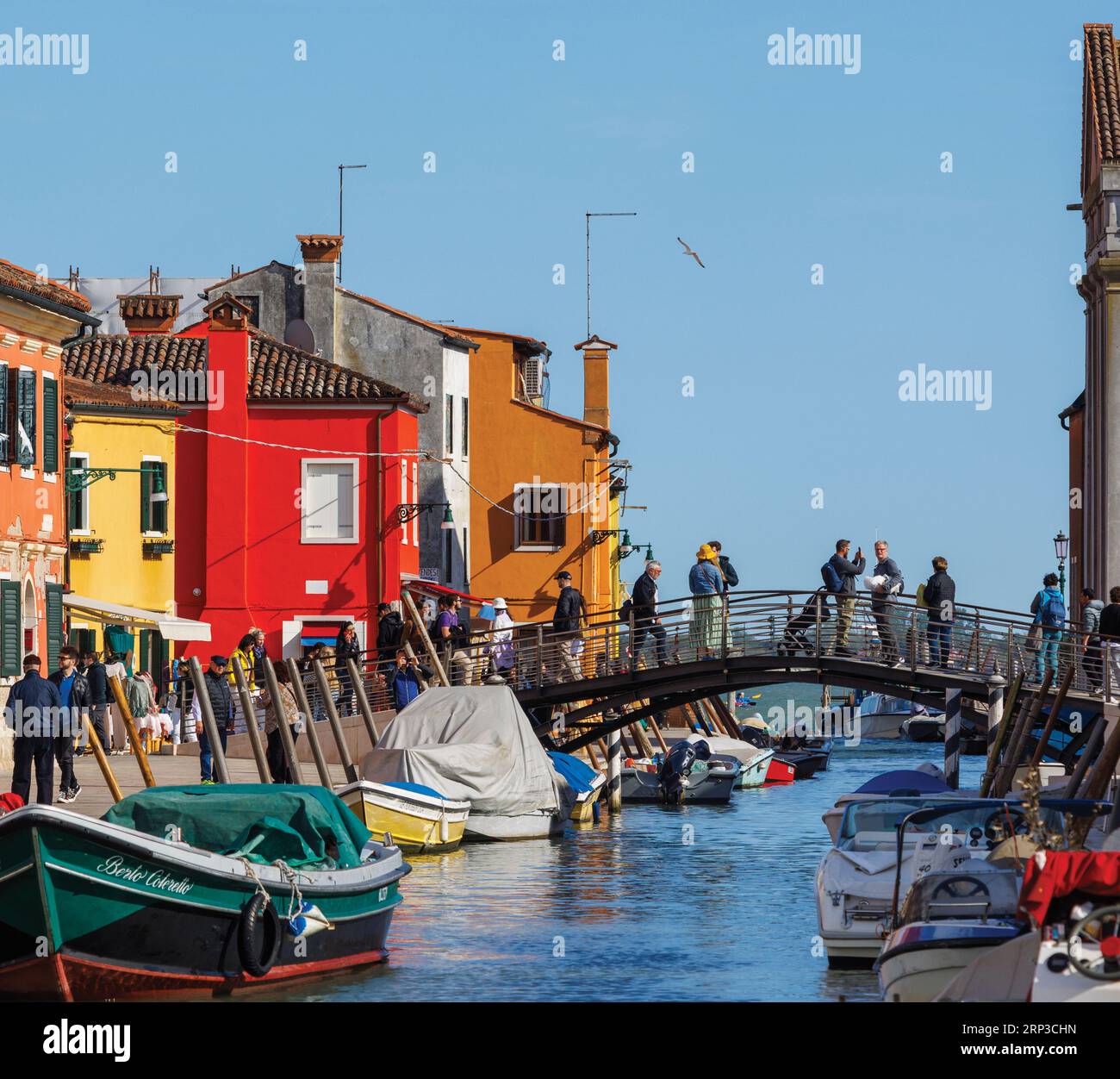 Insel Burano in der Lagune von Venedig, Gemeinde Venedig, Italien. Farbenfrohe Häuser und Kanal. Stockfoto