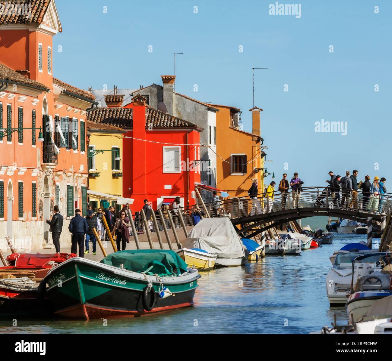 Insel Burano in der Lagune von Venedig, Gemeinde Venedig, Italien. Farbenfrohe Häuser und Kanal. Stockfoto