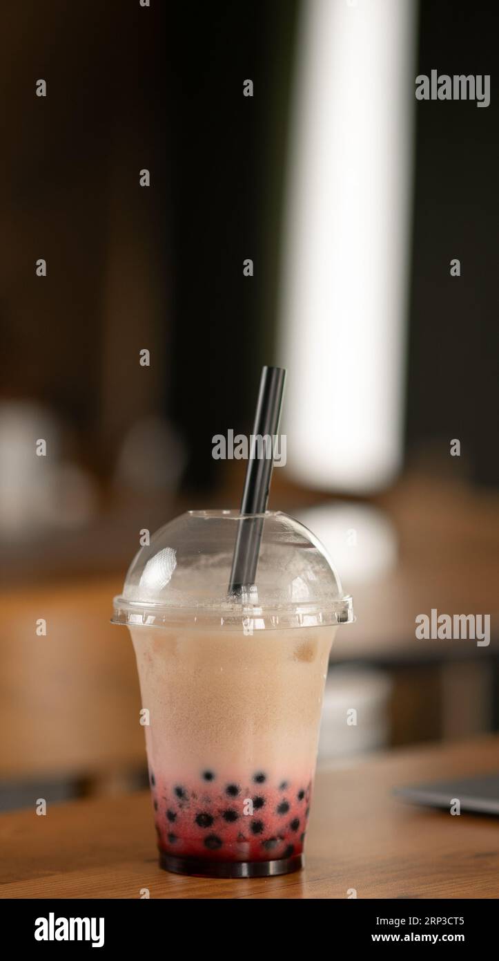 Thailändischer Milchtee mit Bläschen im Café-Restaurant auf dem Tisch über dem inneren Hintergrund Stockfoto