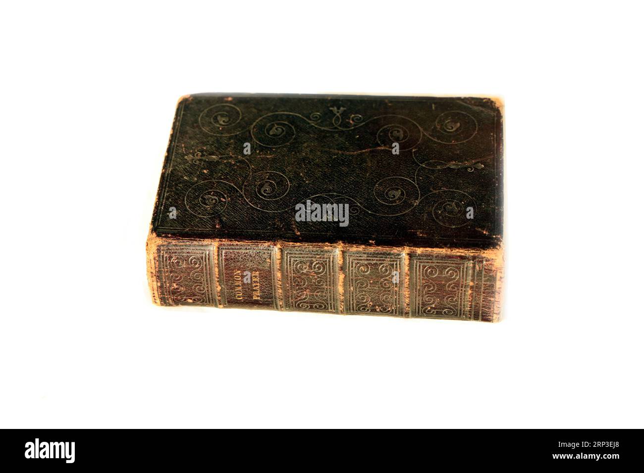 Altes ledernes Buch des gemeinsamen Gebets vor weißem Hintergrund. Studio eingerichtet. Stockfoto