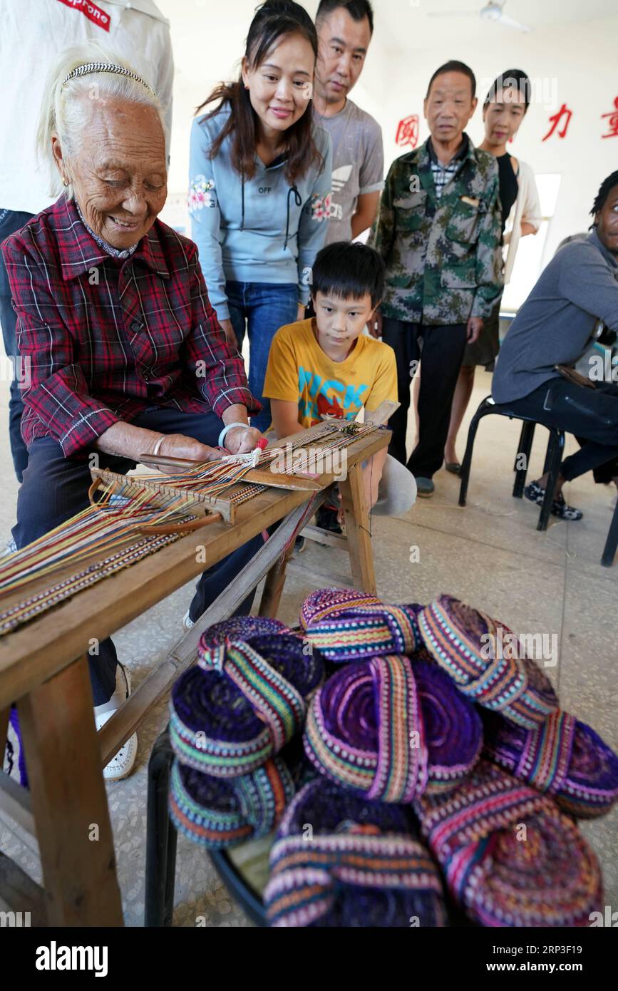 (181003) -- XINYU, 3. Oktober 2018 -- Wu Simei (1. L), eine 90-jährige Kunsthandwerkerin, präsentiert Besuchern in der Gemeinde Renhe des Bezirks Yushui in Xinyu, Ostchinesische Provinz Jiangxi, 3. Oktober 2018, dem dritten Tag des einwöchigen Nationalfeiertags, traditionelle Gurtwebtechniken. ) (Gxn) CHINA-NATIONAL DAY-HOLIDAY (CN) SongxZhenping PUBLICATIONxNOTxINxCHN Stockfoto