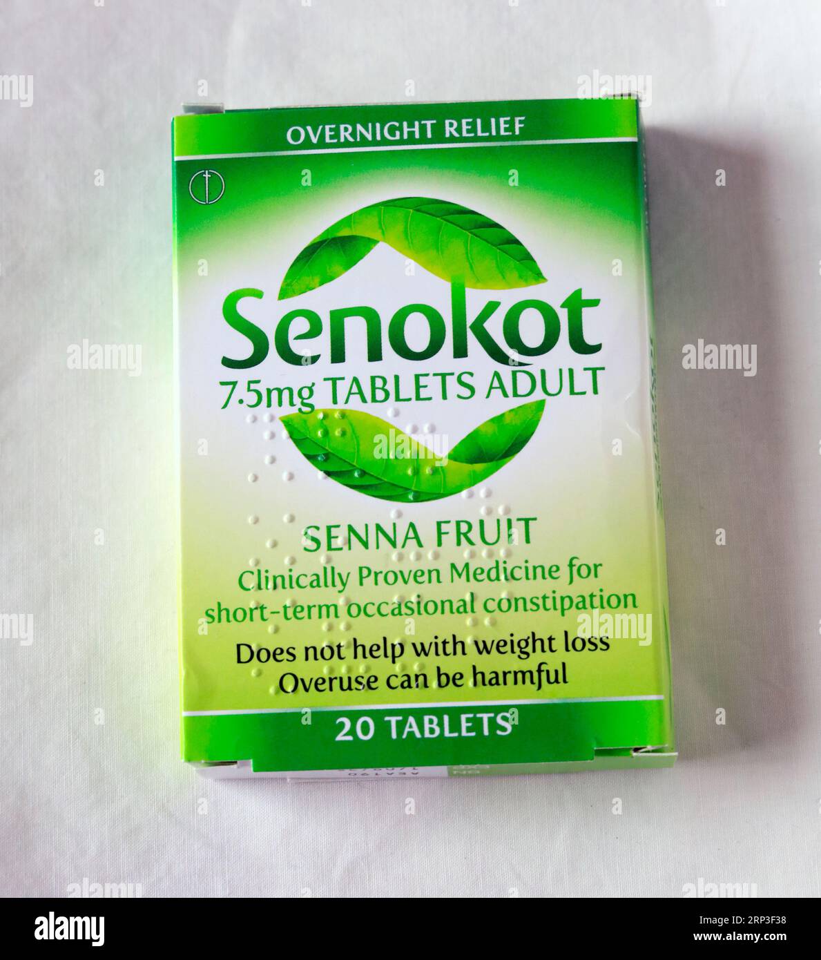 Studio vor weißem Hintergrund - Foto von Senokot 7,5 mg Tabletten. Erwachsene. Senna Fruit - 20 Tabletten Faltschachtel / Packung Stockfoto