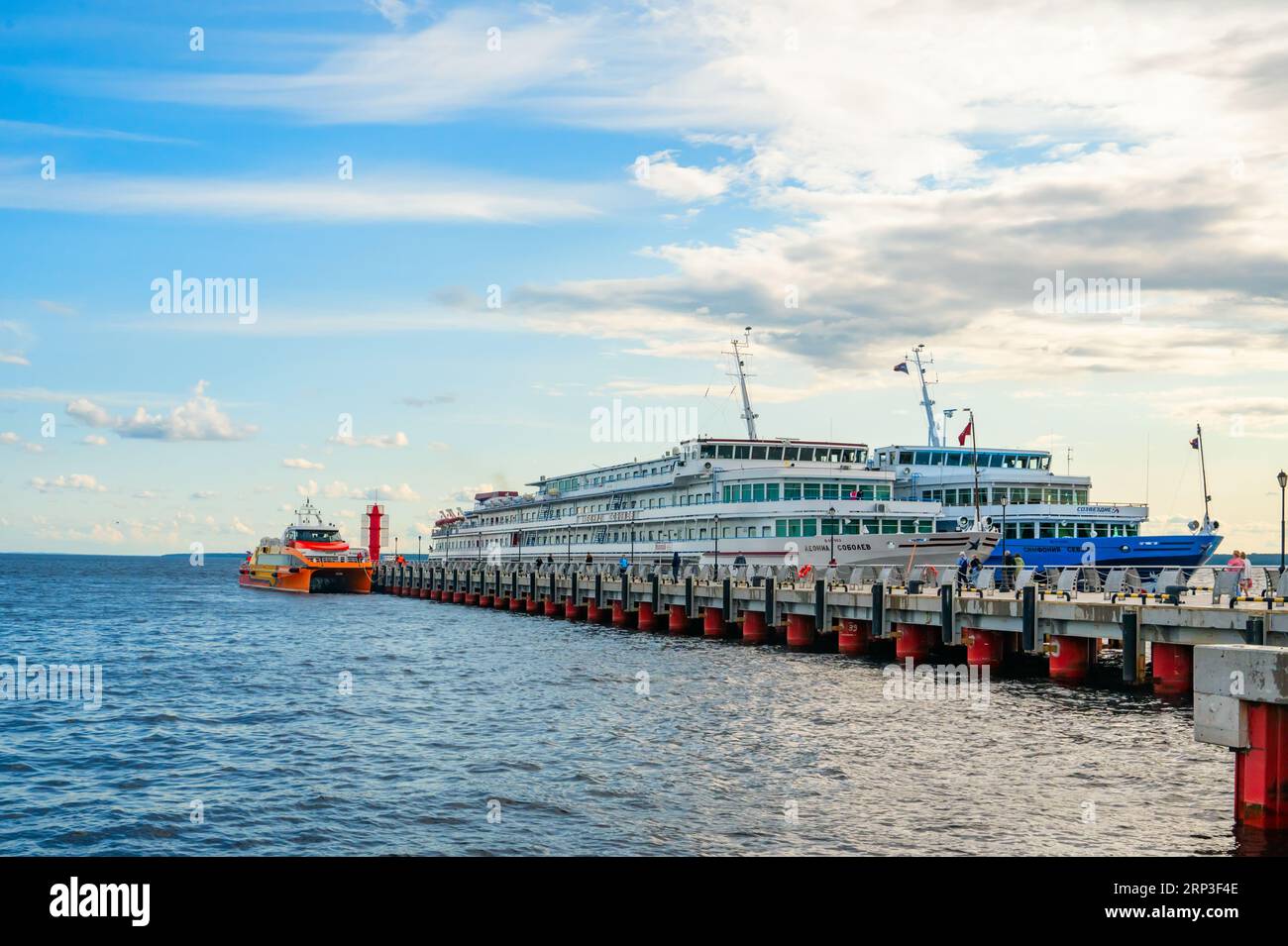 Konevets, Russland, 22. Juli 2023. Kreuzfahrtschiffe Symphony of the North und Leonid Sobolev am Liegeplatz der Insel Konevets. Ausflug auf der Riv Stockfoto