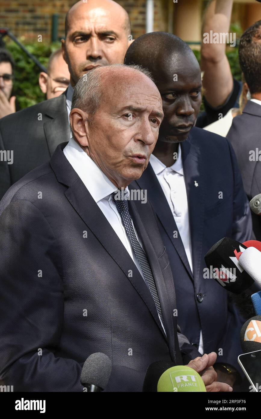 (181003) -- PARIS, 3. Oktober 2018 -- dieses Archivfoto vom 23. August 2018 zeigt Innenminister Gerard Collomb, der nach einem Messeranschlag in Trappes, Frankreich, an einem Mediengespräch teilnimmt. Der französische Präsident Emmanuel Macron hat den Rücktritt des Innenministers akzeptiert, nachdem er ihn zunächst abgelehnt hatte, sagte der Elysee-Palast am 3. Oktober 2018, in einem erneuten Schlag gegen den Präsidenten, der vor Wochen gezwungen war, zwei seiner beliebtesten Minister zu ersetzen. )(dh) FRANKREICH-PARIS-INNENMINISTER-RÜCKTRITT ChenxYichen PUBLICATIONxNOTxINxCHN Stockfoto