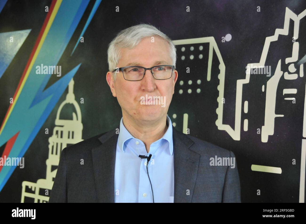 (181005) -- AUSTIN, 5. Oktober 2018 -- Timothy Stratford, Managing Partner des Pekinger Büros bei Covington & Burling LLP und ehemaliger stellvertretender US-Handelsvertreter für die Handelsbeziehungen zwischen den USA und China, erhält am 3. Oktober 2018 ein Interview mit Xinhua in Austin, USA. Der erste Policy Hackathon zwischen den USA und China fand am Mittwoch in Austin, der Hauptstadt des US-Bundesstaates Texas, statt. US-amerikanische und chinesische Unternehmer und Beamte haben sich versammelt, um die Zusammenarbeit und den Austausch auf lokaler Ebene zum Nutzen der beiden Länder zu erörtern. )(dh) U.S.-CHINA-AUSTIN-HACKATHON LiuxLiwei PUBLICATIONxNOTx Stockfoto