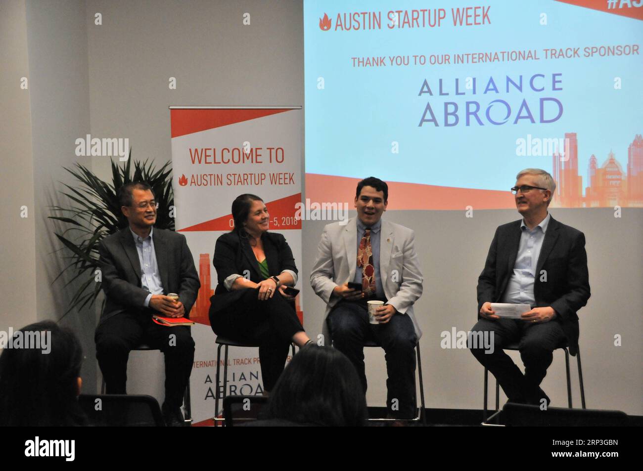 (181005) -- AUSTIN, 5. Oktober 2018 -- Gäste nehmen an der Podiumsdiskussion während des Policy Hackathon USA-China in Austin, USA, am 3. Oktober 2018 Teil. Der erste Policy Hackathon zwischen den USA und China fand am Mittwoch in Austin, der Hauptstadt des US-Bundesstaates Texas, statt. US-amerikanische und chinesische Unternehmer und Beamte haben sich versammelt, um die Zusammenarbeit und den Austausch auf lokaler Ebene zum Nutzen der beiden Länder zu erörtern. )(dh) U.S.-CHINA-AUSTIN-HACKATHON LiuxLiwei PUBLICATIONxNOTxINxCHN Stockfoto