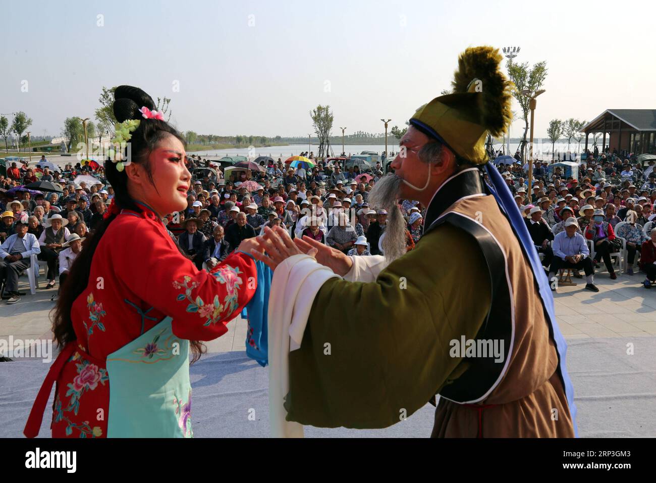 (181005) -- BINZHOU, 5. Oktober 2018 -- Troupers spielen Luju Opera während des einwöchigen Nationalfeiertags im Maoyuan Village of Boxing County in Binzhou, Ostchinesische Provinz Shandong, 5. Oktober 2018. ) (Hxy) CHINA-NATIONAL DAY-HOLIDAY-LIFESTYLE (CN) ChenxBin PUBLICATIONxNOTxINxCHN Stockfoto