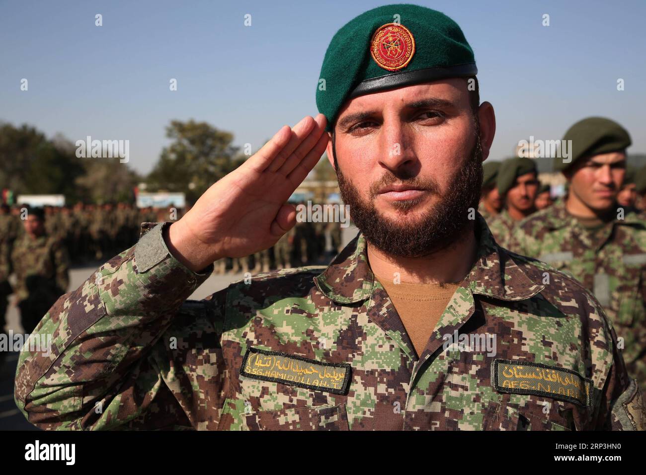 (181007) -- KABUL, 7. Oktober 2018 -- ein afghanischer Armeesoldat nimmt an einer Abschlussfeier in Kabul, Hauptstadt Afghanistans, am 7. Oktober 2018 Teil. ) (wtc) AFGHANISTAN-KABUL-ABSCHLUSSZEREMONIE-SOLDATEN DER ARMEE RahmatxAlizadah PUBLICATIONxNOTxINxCHN Stockfoto