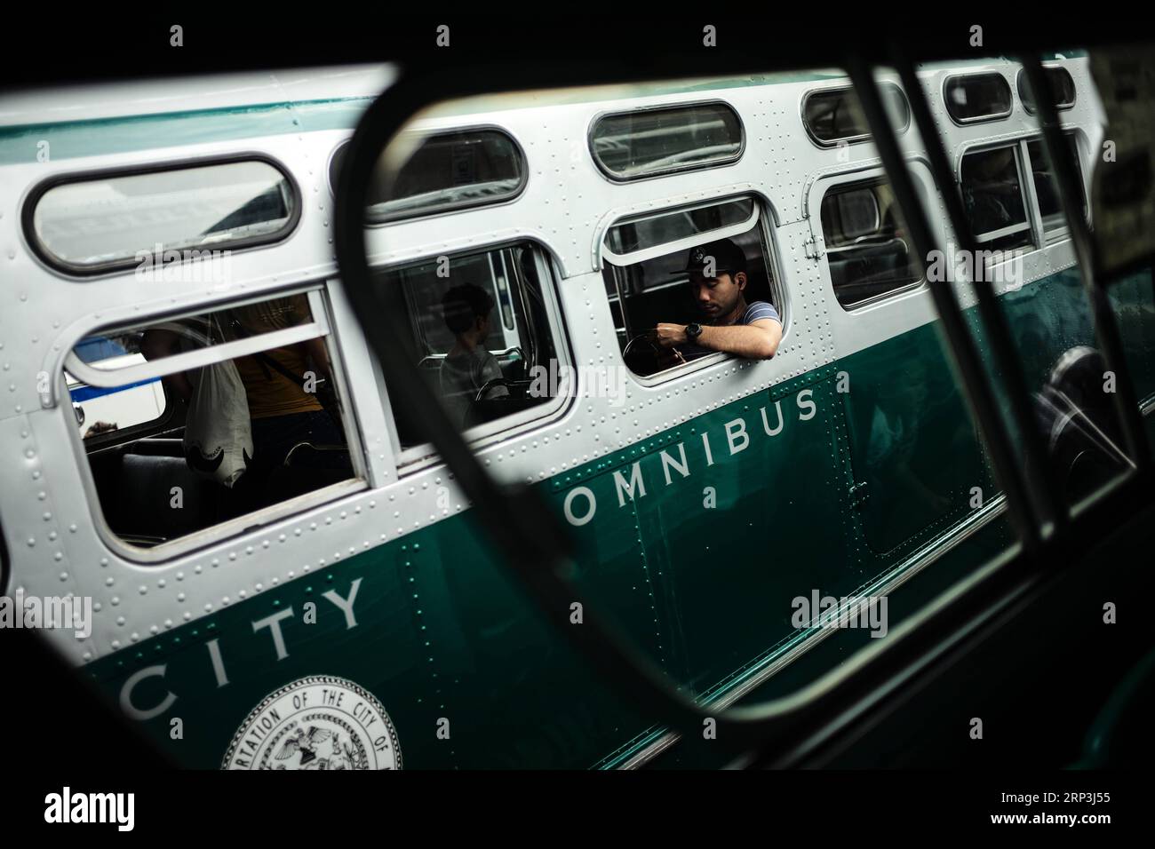 (181007) -- NEW YORK, 7. Oktober 2018 -- Ein Mann sitzt in einem Oldtimer-Bus während des 25. Jährlichen Bus Festivals in New York, USA, am 7. Oktober 2018. Das New York Transit Museum veranstaltete am Sonntag sein 25. Jährliches Busfestival. Die ausgestellten Busse repräsentieren rund 80 Jahre Geschichte der Überlandfahrt in New York City. Der älteste Bus des Festivals, Bus 1263, ist ein Doppeldeckerbus, der 1930 von der Fifth Avenue Bus Company gekauft wurde. U.S.-NEW YORK-25TH ANNUAL BUS FESTIVAL LIXMUZI PUBLICATIONXNOTXINXCHN Stockfoto