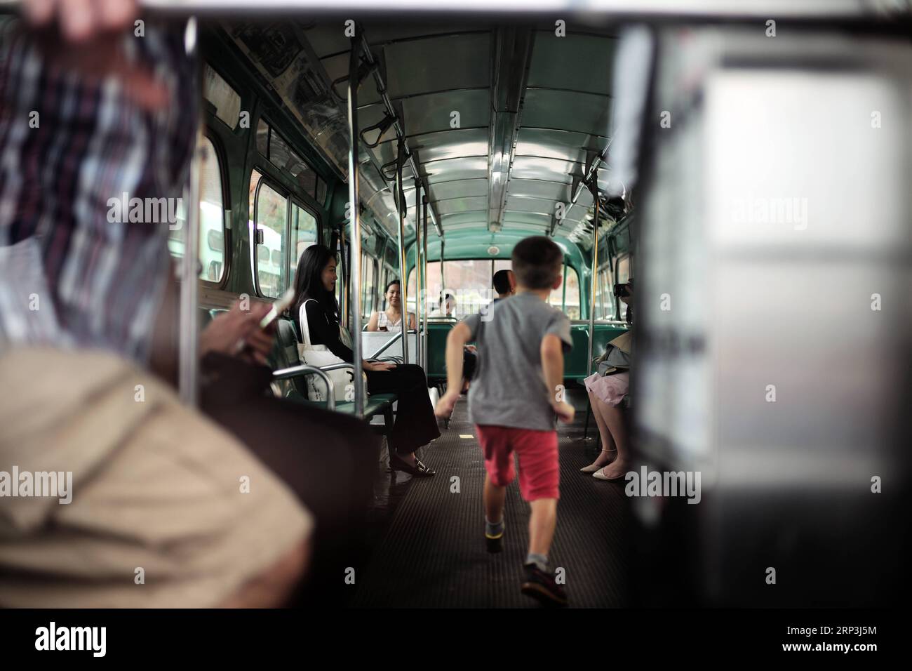 (181007) -- NEW YORK, 7. Oktober 2018 -- Leute besuchen einen Oldtimer-Bus während des 25. Jährlichen Bus-Festivals in New York, USA, am 7. Oktober 2018. Das New York Transit Museum veranstaltete am Sonntag sein 25. Jährliches Busfestival. Die ausgestellten Busse repräsentieren rund 80 Jahre Geschichte der Überlandfahrt in New York City. Der älteste Bus des Festivals, Bus 1263, ist ein Doppeldeckerbus, der 1930 von der Fifth Avenue Bus Company gekauft wurde. U.S.-NEW YORK-25TH ANNUAL BUS FESTIVAL LIXMUZI PUBLICATIONXNOTXINXCHN Stockfoto