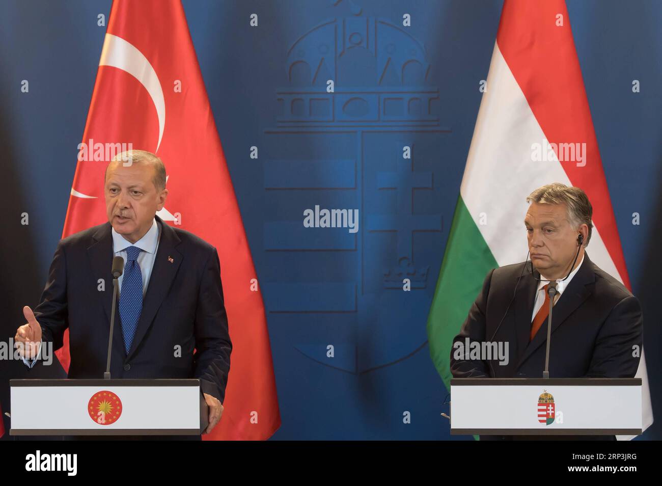 (181008) -- BUDAPEST, 8. Oktober 2018 -- der türkische Präsident Recep Tayyip Erdogan (L) und der ungarische Premierminister Viktor Orban nehmen am 8. Oktober 2018 an einer gemeinsamen Pressekonferenz in Budapest, Ungarn, Teil. Eine stabile türkische Regierung und eine stabile Türkei sind notwendig, um eine Bedrohung Ungarns durch Migration zu verhindern, sagte der ungarische Premierminister Viktor Orban auf einer gemeinsamen Pressekonferenz mit dem türkischen Präsidenten Recep Tayyip Erdogan am Montag. UNGARN-BUDAPEST-TÜRKISCHER PRÄSIDENT-BESUCH AttilaxVolgyi PUBLICATIONxNOTxINxCHN Stockfoto