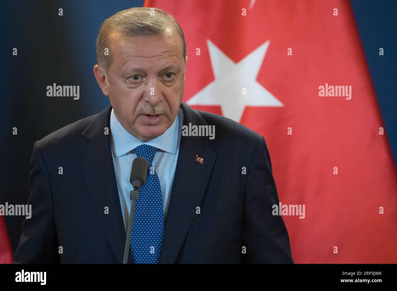 (181008) -- BUDAPEST, 8. Oktober 2018 -- der türkische Präsident Recep Tayyip Erdogan spricht während einer gemeinsamen Pressekonferenz mit dem ungarischen Premierminister Viktor Orban (nicht im Bild) am 8. Oktober 2018 in Budapest, Ungarn. Eine stabile türkische Regierung und eine stabile Türkei sind notwendig, um eine Bedrohung Ungarns durch Migration zu verhindern, sagte der ungarische Premierminister Viktor Orban auf einer gemeinsamen Pressekonferenz mit dem türkischen Präsidenten Recep Tayyip Erdogan am Montag. UNGARN-BUDAPEST-TÜRKISCHER PRÄSIDENT-BESUCH AttilaxVolgyi PUBLICATIONxNOTxINxCHN Stockfoto