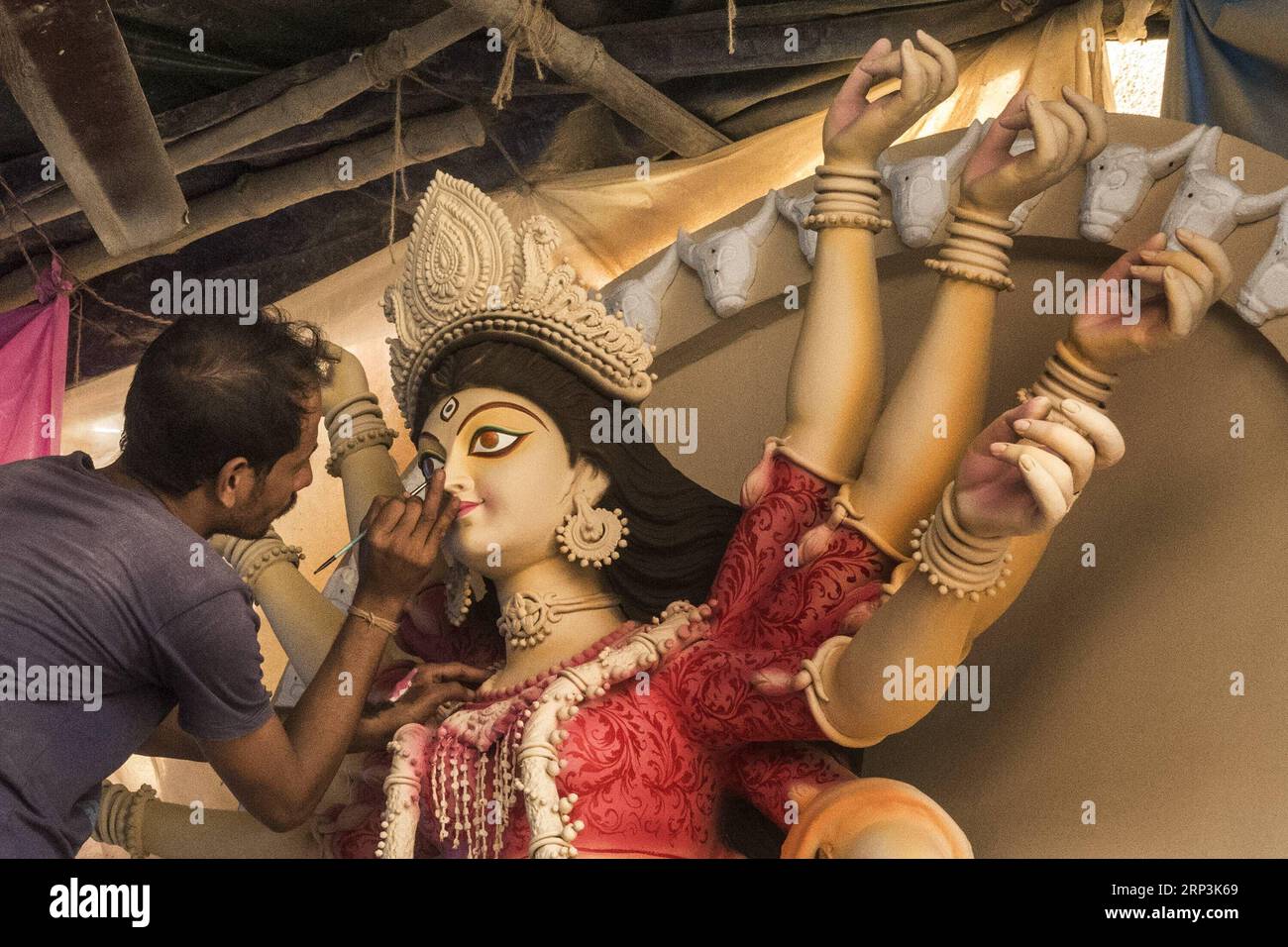 (181009) -- KOLKATA, 9. Oktober 2018 -- ein Künstler malt die Augen eines Tonidols der Göttin Durga für das bevorstehende Durga-Puja-Festival in Kolkata, Indien am 9. Oktober 2018. Durga Puja ist eines der größten hinduistischen Festivals, bei dem die Göttin Durga verehrt wird, die in der hinduistischen Mythologie die Macht und den Triumph des Guten über das Böse symbolisiert. (dtf) INDIEN-KOLKATA-DURGA-TON IDOL HERSTELLUNG TumpaxMondal PUBLICATIONxNOTxINxCHN Stockfoto