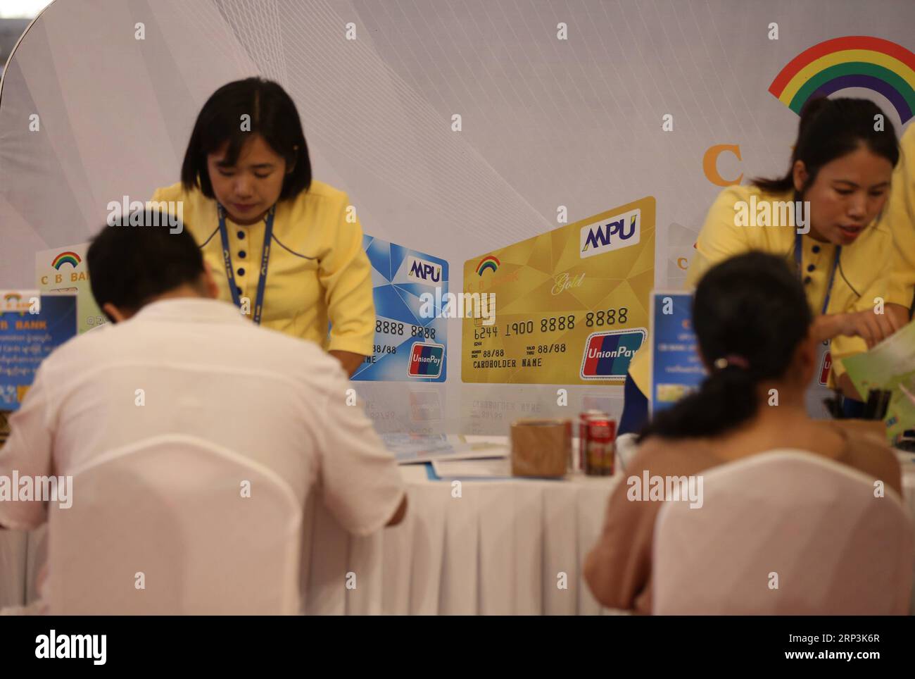 (181009) -- , 9. Oktober 2018 -- Mitarbeiter der lokalen Bank stellen Chinas UnionPay International (UPI) Card während einer Eröffnungszeremonie der UnionPay facebook-Seite und des Bildungsvideos in Myanmar, 9. Oktober 2018 vor. UPI Card wird nächstes Jahr in Myanmar ein QR-Code-System (Quick Response) einführen, sagte U Aung Nanda Kyaw, Business Development Manager von UPI-Myanmar, Xinhua Dienstag. Die UPI wird mit ihrem PIN-basierten Kartensystem für globale UnionPay-Karteninhaber sicherere Zahlungsdienste anbieten. U Aung) (dtf) MYANMAR--CHINA-UPI yangon PUBLICATIONxNOTxINxCHN Stockfoto