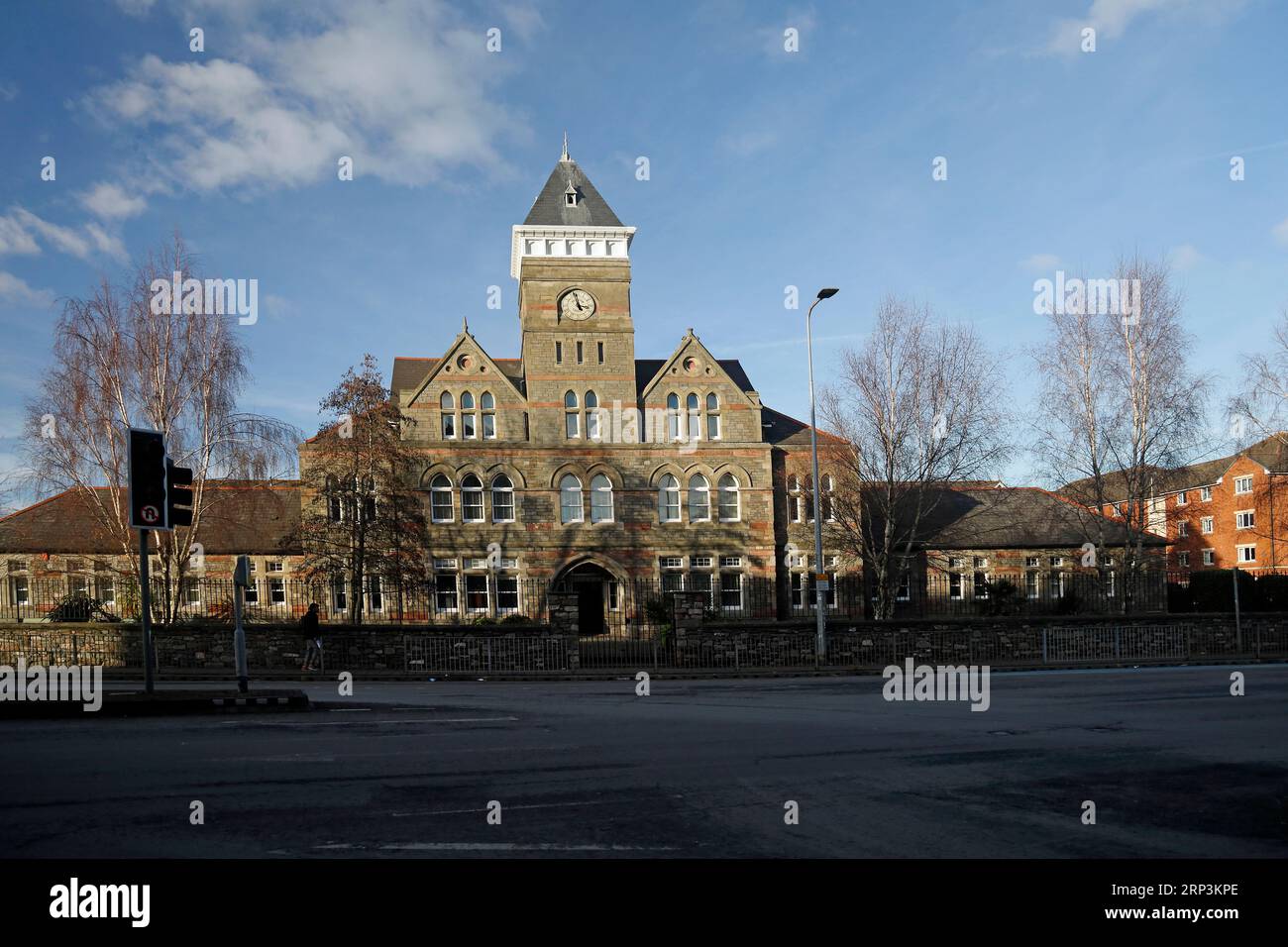 Erhaltene Fassade mit Uhrturm des alten St. David's Hospital, Cardiff Stockfoto