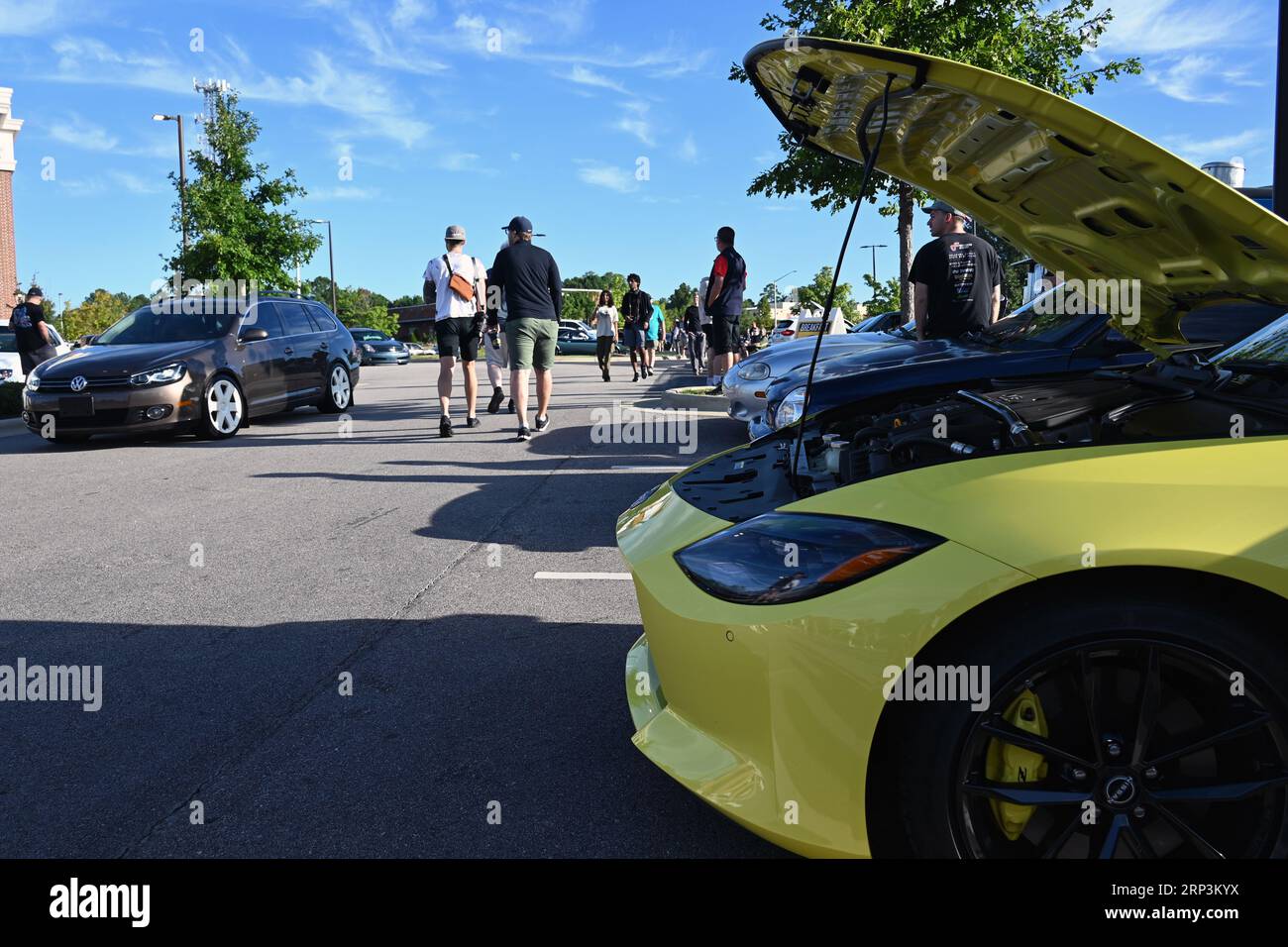 Durham, NC, USA, 2. September 2023, Fans spazieren auf dem Parkplatz, um mehr als 2.000 Fahrzeuge beim monatlichen Morrisville Cars and Coffee Event zu sehen. Credit D Guest Smith Stockfoto