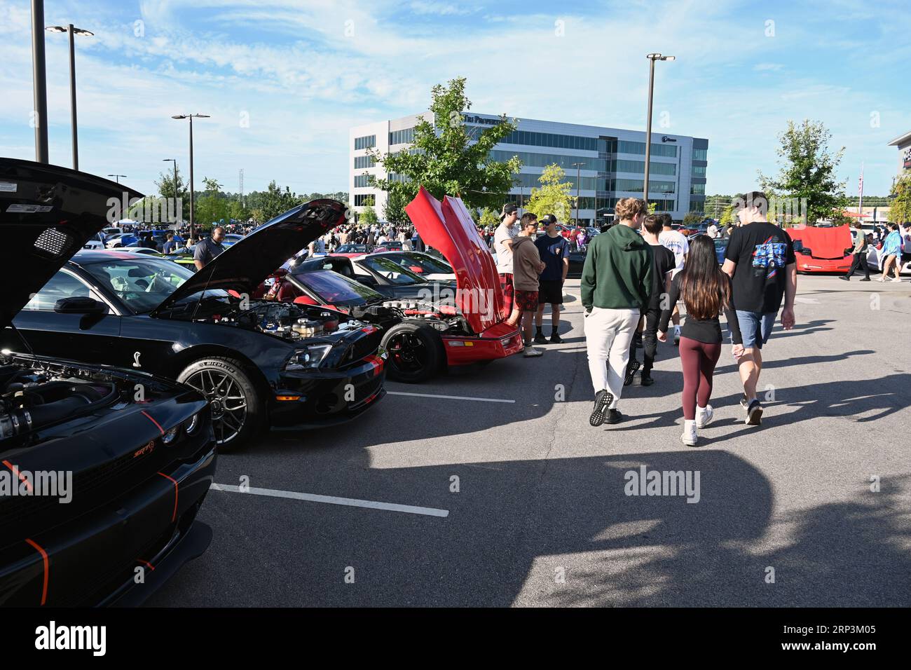 Durham, NC, USA, 2. September 2023, Fans spazieren auf dem Parkplatz, um mehr als 2.000 Fahrzeuge beim monatlichen Morrisville Cars and Coffee Event zu sehen. Credit D Guest Smith Stockfoto