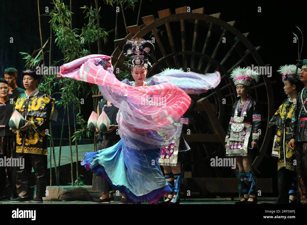 (181011) -- GUIYANG, 11. Oktober 2018 -- Ein Musikdrama der Volksgruppe Dong wird in Guiyang, der Hauptstadt der südwestchinesischen Provinz Guizhou, am 10. Oktober 2018 aufgeführt. ) (Yxb) CHINA-GUIYANG-DONG ETHNISCHE GRUPPEN-MUSIKALISCHE DRAMA(CN) ZhangxHui PUBLICATIONxNOTxINxCHN Stockfoto