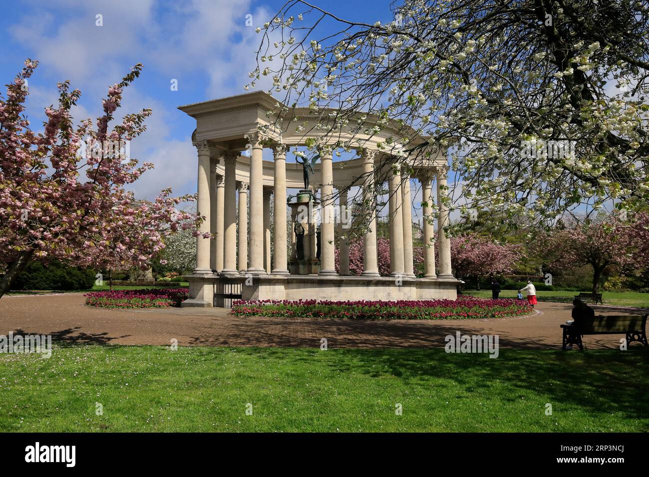National war Memorial of Wales, Alexandra Park, Cathays Park, Cardiff mit Kirschblüte Stockfoto