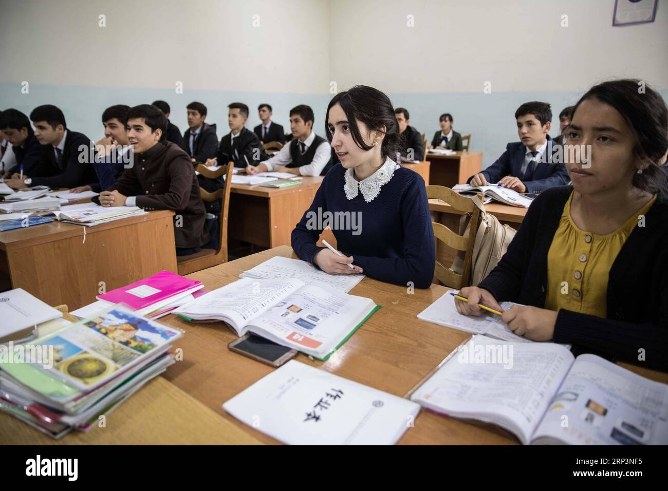 (181012) -- DUSHANBE, 12. Oktober 2018 -- Studenten nehmen am 10. Oktober 2018 am Konfuzius-Institut der Tadschikischen Nationalen Universität für Nationalitäten in Dushanbe, Tadschikistan, Unterricht in chinesischer Sprache. DAZU KOMMT NOCH: Der chinesische Sprachwahn fängt in Tadschikistan an.) (dtf) TADSCHIKISTAN-DUSHANBE-CHINESISCHE SPRACHE WuxZhuang PUBLICATIONxNOTxINxCHN Stockfoto