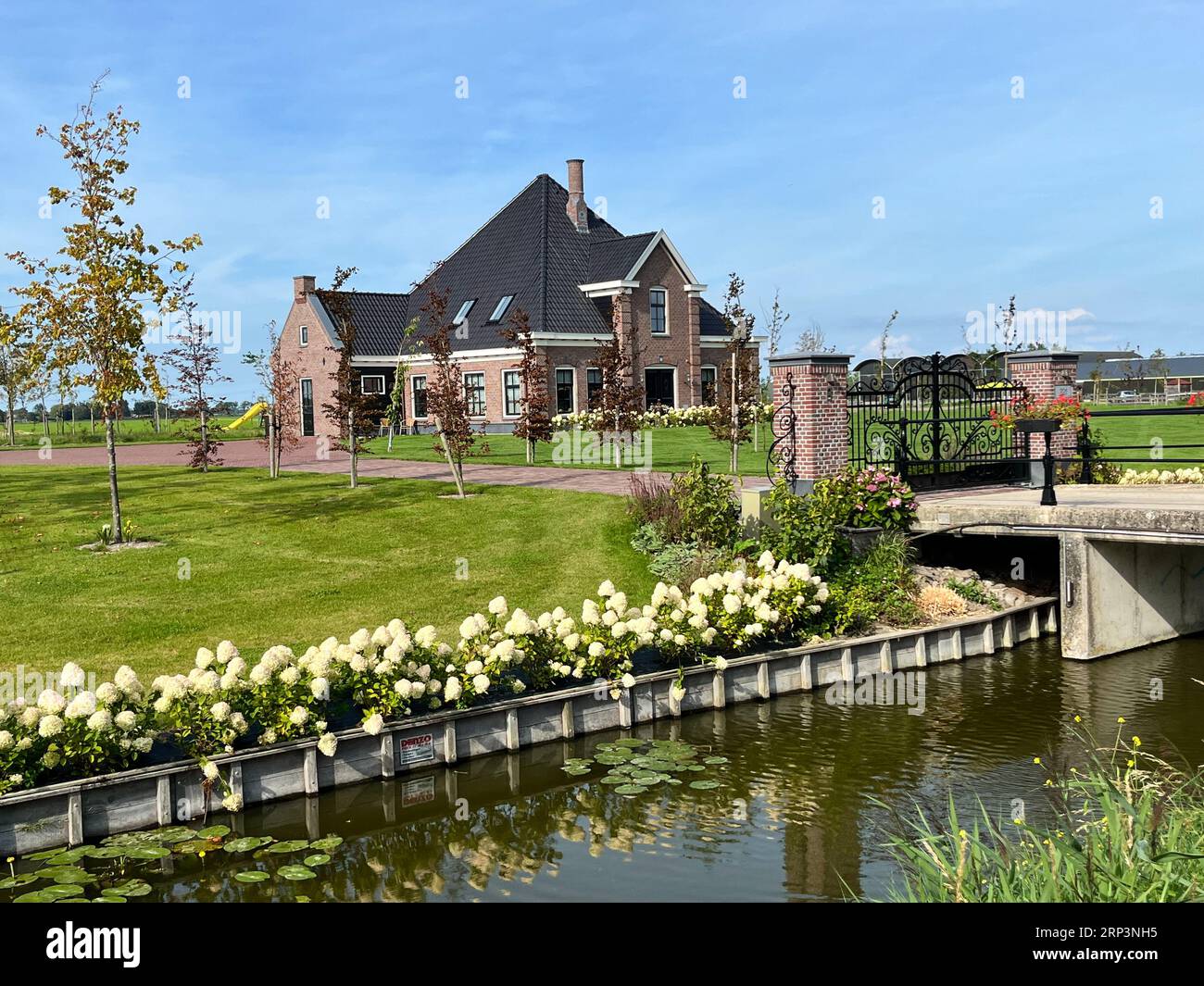 Berkhout, Niederlande. Juli 28, 2023. Ein holländisches Bauernhaus auf dem Land. Hochwertige Fotos Stockfoto