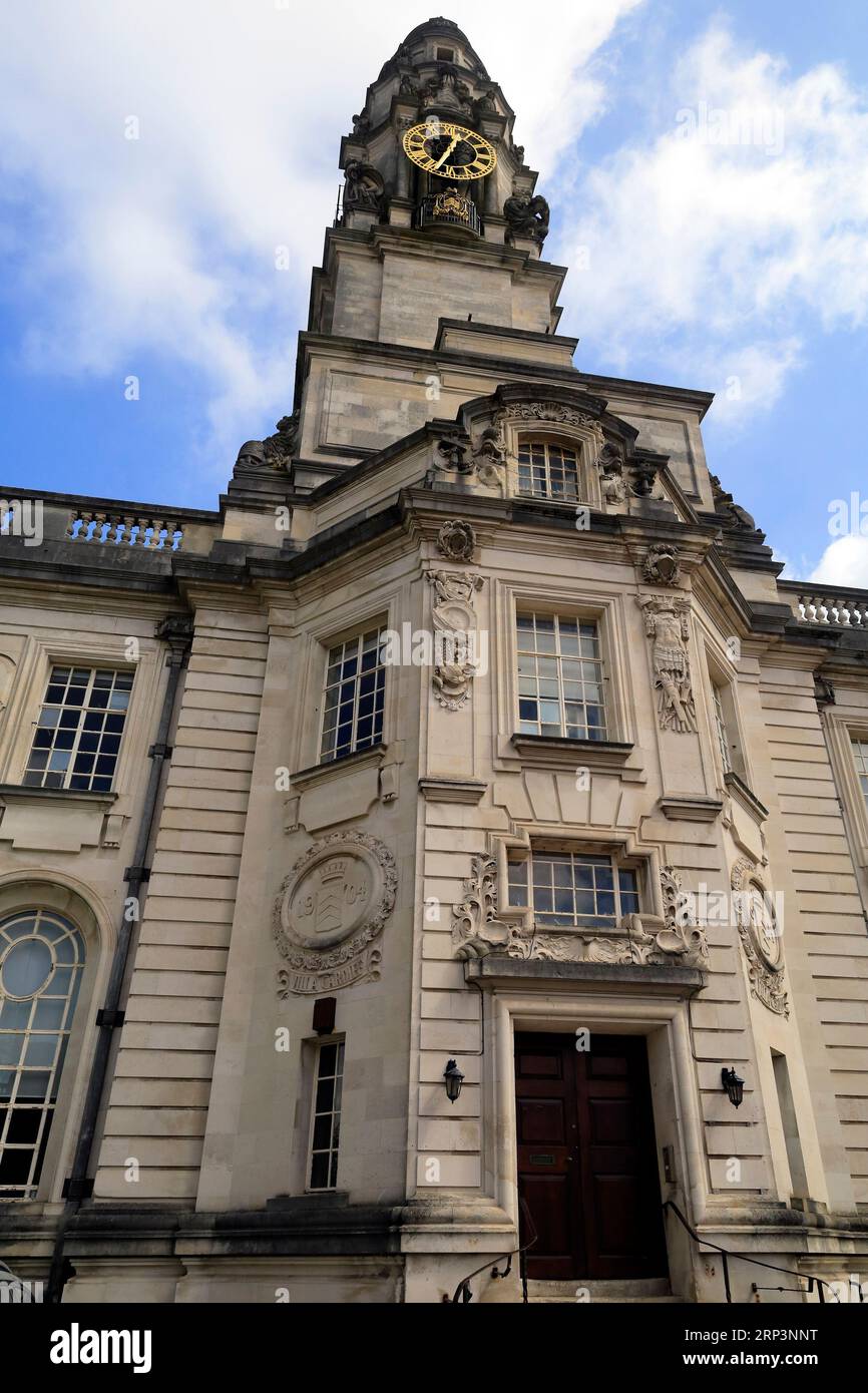 Cardiff City Hall - Villa Cardiff und Uhrenturm. April 2023 Stockfoto