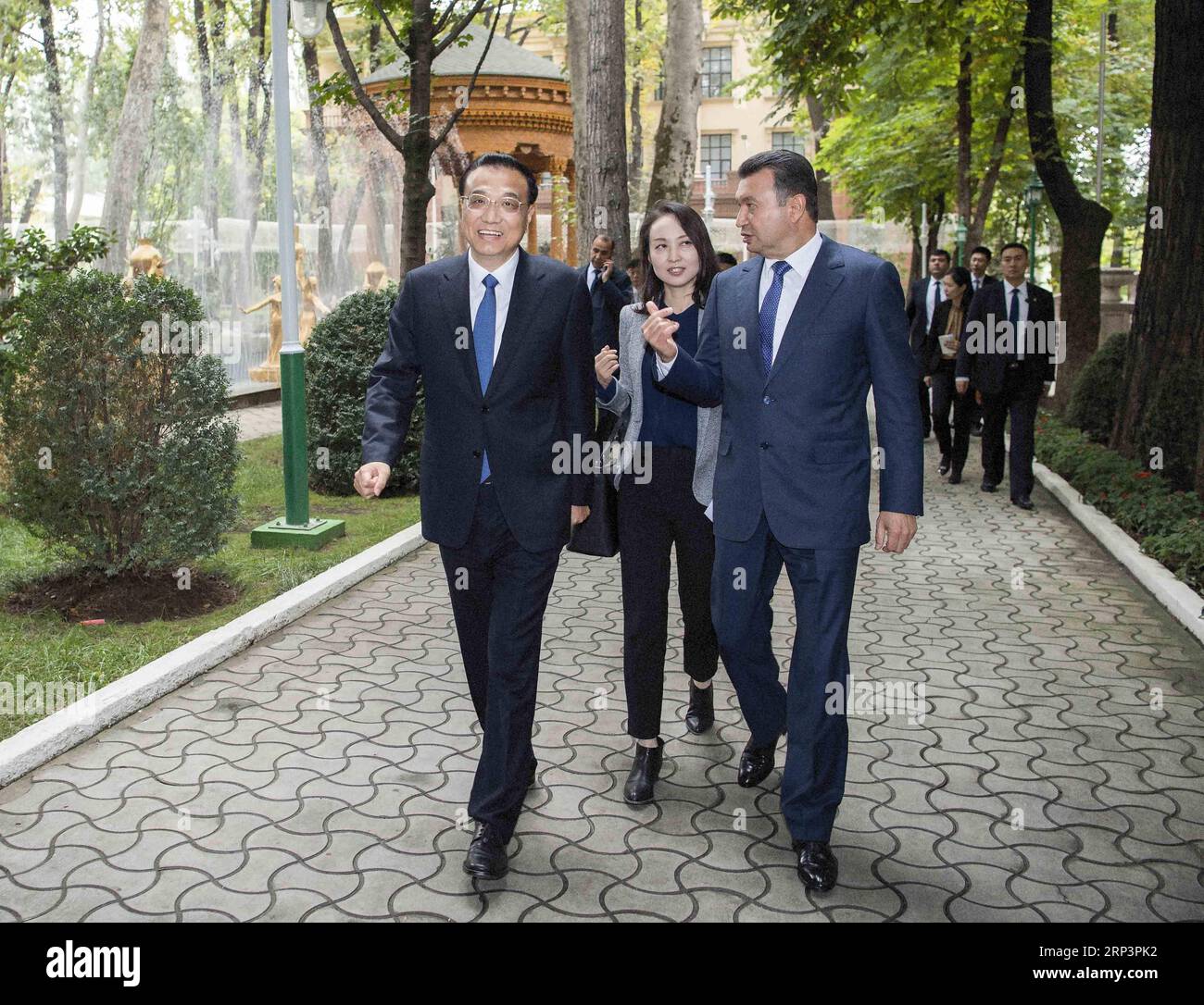 (181013) -- DUSHANBE, 13. Oktober 2018 -- der chinesische Ministerpräsident Li Keqiang (L) führt am 13. Oktober 2018 Gespräche mit dem tadschikischen Premierminister Kokhir Rasulzoda in Dushanbe, Tadschikistan. ) (wyl) TADSCHIKISTAN-DUSHANBE-LI KEQIANG-TADSCHIKISCH PM-GESPRÄCHE LixTao PUBLICATIONxNOTxINxCHN Stockfoto