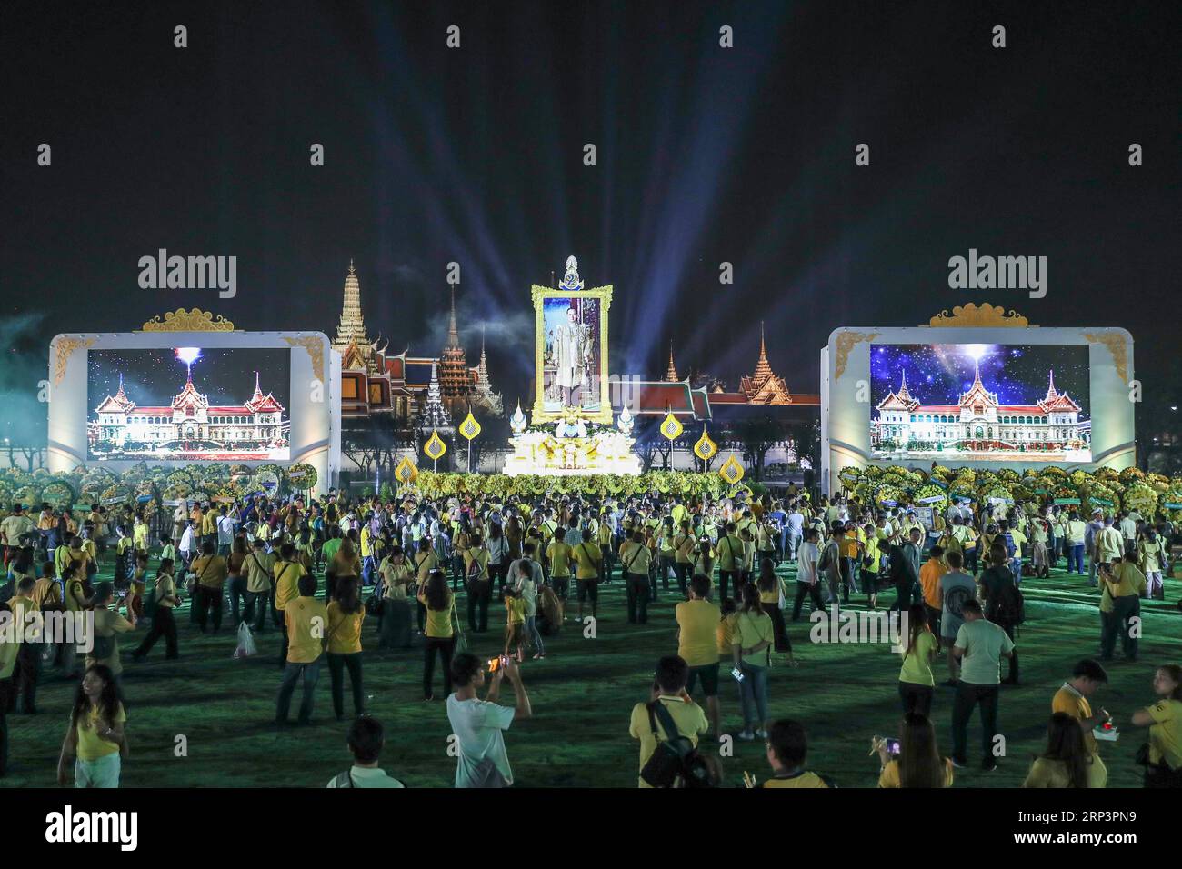 (181013) -- BANGKOK, 13. Oktober 2018 -- Menschen nehmen an der Gedenkfeier für den verstorbenen thailändischen König Bhumibol Adulyadej in Bangkok, Thailand, 13. Oktober 2018 Teil. )(dh) THAILAND-BANGKOK-LATE KING-MEMORATION ZhangxKeren PUBLICATIONxNOTxINxCHN Stockfoto