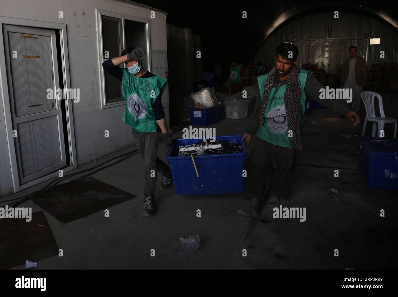 (181014) -- KABUL, 14. Oktober 2018 -- Arbeiter der Afghan Independent Election Commission (IEC) tragen am 14. Oktober 2018 in einem Lager in Kabul, der Hauptstadt Afghanistans, Plastikkisten mit Wahlmaterial. Die afghanischen Wahlen für Wolesi Jirga oder das Unterhaus des parlaments sind für den 20. Oktober geplant, und mehr als 2.500 Kandidaten sind im Rennen, um den Weg in das Haus mit 249 Sitzen zu finden. Rahmat Alizadah) (dtf) AFGHANISTAN-KABUL-WAHLMATERIAL XinhuaxKabul PUBLICATIONxNOTxINxCHN Stockfoto