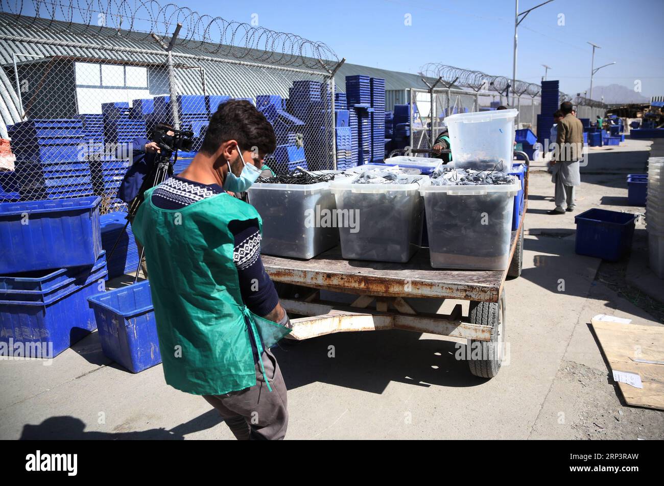 (181014) -- KABUL, 14. Oktober 2018 -- ein Arbeiter der Afghan Independent Election Commission (IEC) kariert Plastikkisten mit Wahlmaterial in einem Lager in Kabul, Hauptstadt Afghanistans, 14. Oktober 2018. Die afghanischen Wahlen für Wolesi Jirga oder das Unterhaus des parlaments sind für den 20. Oktober geplant, und mehr als 2.500 Kandidaten sind im Rennen, um den Weg in das Haus mit 249 Sitzen zu finden. Rahmat Alizadah) (dtf) AFGHANISTAN-KABUL-WAHLMATERIAL XinhuaxKabul PUBLICATIONxNOTxINxCHN Stockfoto