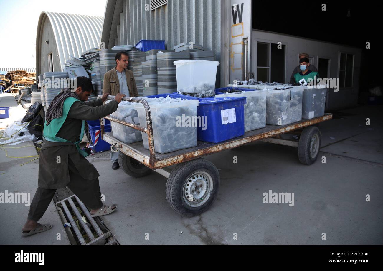 (181014) -- KABUL, 14. Oktober 2018 -- Arbeiter der Afghan Independent Election Commission (IEC) tragen Plastikkisten mit Wahlmaterial in einem Lager in Kabul, Hauptstadt Afghanistans, 14. Oktober 2018. Die afghanischen Wahlen für Wolesi Jirga oder das Unterhaus des parlaments sind für den 20. Oktober geplant, und mehr als 2.500 Kandidaten sind im Rennen, um den Weg in das Haus mit 249 Sitzen zu finden. Rahmat Alizadah) (dtf) AFGHANISTAN-KABUL-WAHLMATERIAL XinhuaxKabul PUBLICATIONxNOTxINxCHN Stockfoto