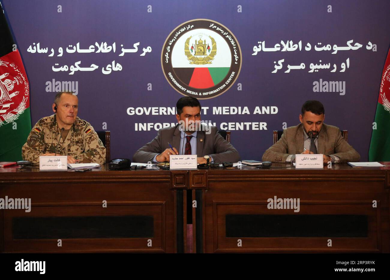 (181015) -- KABUL, 15. Oktober 2018 -- Sprecher des afghanischen Innenministeriums Najib Danish (R) nimmt am 14. Oktober 2018 an einer Pressekonferenz in Kabul, Afghanistan, Teil. Da sich der Termin für die bevorstehenden afghanischen Parlamentswahlen näherte, kündigte das afghanische Innenministerium die Entsendung von 50 000 Mann starken Truppen an, um die Sicherheit des Wahlprozesses zu gewährleisten. ) (Djj) AFGHANISTAN-KABUL-PARLAMENTARISCHE WAHLSICHERHEIT RahmatxAlizadah PUBLICATIONxNOTxINxCHN Stockfoto