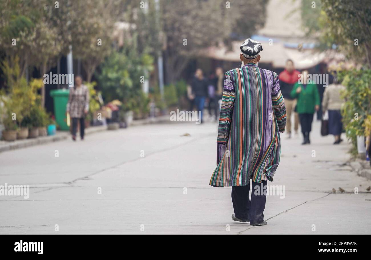 (181017) -- KASHGAR, 17. Oktober 2018 (Xinhua) -- ein älterer Mann in traditionellen Kostümen spaziert auf einer Straße in Kashgar City, Nordwestchinas Autonome Region Xinjiang Uygur, 16. Oktober 2018. Die antike Oasenstadt Kashgar, im westlichsten Teil Chinas nahe der Grenze zu Kirgisistan, Tadschikistan, Afghanistan und Pakistan, war ein wichtiger Etablissement an der ursprünglichen Seidenstraße und wurde als geschäftiges Zentrum der Wirtschaft und verschiedener Kulturen wiederbelebt. (Xinhua/Hu Huhu) (sxk) CHINA-XINJIANG-KASHGAR-DAILY LIFE (CN) PUBLICATIONxNOTxINxCHN Stockfoto