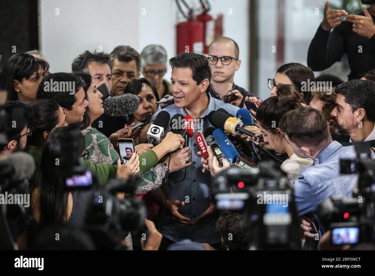 (181017) -- SAO PAULO, 17. Oktober 2018 -- Fernando Haddad (C), Präsidentschaftskandidat der Arbeiterpartei, spricht vor den Medien in Sao Paulo, Brasilien, 16. Oktober 2018. Die zweite Runde der Präsidentschaftswahlen findet am 28. Oktober zwischen Jair Bolsonaro von der Sozialliberalen Partei (PSL) und Fernando Haddad der Arbeiterpartei (PT) statt. (cdh) BRASILIEN-SAO PAULO-VORBEREITUNG DER ZWEITEN RUNDE DER PRÄSIDENTSCHAFTSWAHLEN RahelxPatrasso PUBLICATIONxNOTxINxCHN Stockfoto