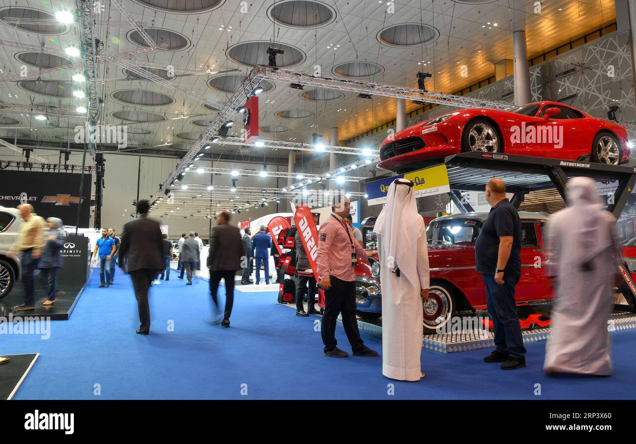 (181018) -- DOHA, 18. Oktober 2018 -- Menschen besuchen die Qatar Motor Show 2018 im Doha Exhibition and Convention Center in Doha, Hauptstadt Katars, am 17. Oktober 2018. Die fünftägige Automobilausstellung wurde am Mittwoch eröffnet. Nikku) (qxy) QATAR-DOHA-MOTORSHOW yangyuanyong PUBLICATIONxNOTxINxCHN Stockfoto