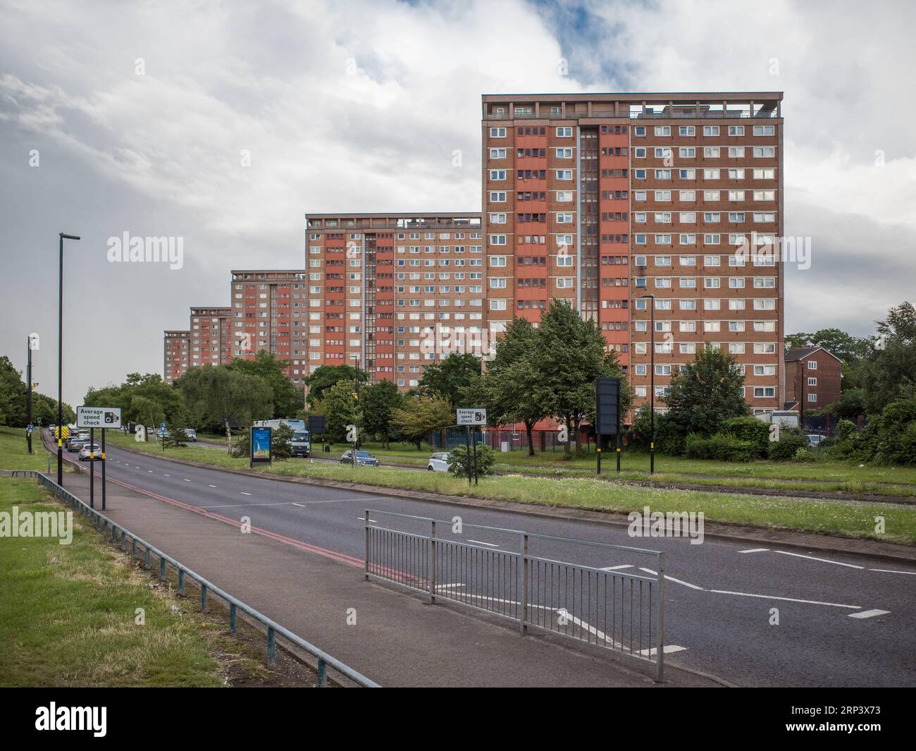 Eine Reihe von fünf Council Tower Blocks entlang der New John Street in Birmingham, die Teil des St George's Estate sind. Britisches Wohnungswesen 2023 Stockfoto